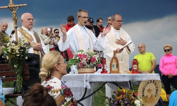 Przy ołtarzu księża: Antoni Kulawik, Przemysław Gorzołka i Jan Franc