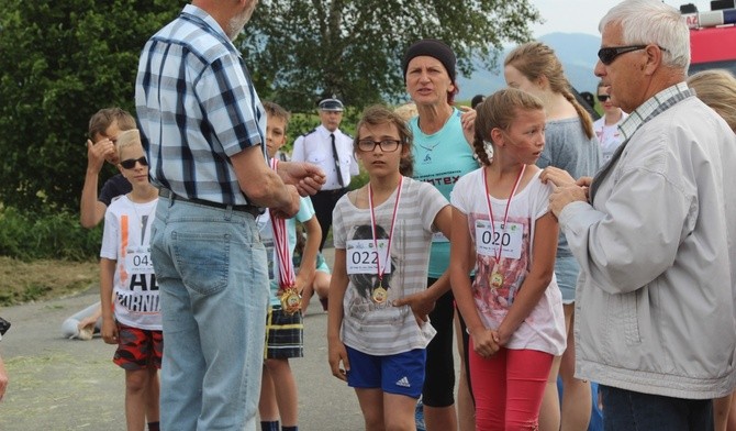 Na każdego z młodych biegaczy czekały na mecie pamiątkowe medale