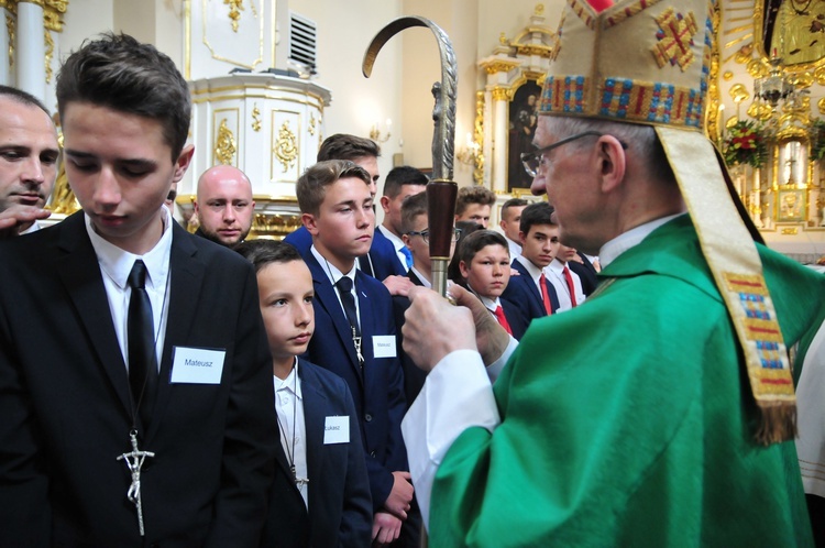 Bierzmowanie w parafii Krasienin. Świadectwo młodzieży i ich rodzin