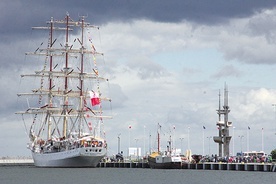 STS „Dar Młodzieży” zbudowany został w Stoczni Gdańskiej w 1981 roku. Uroczyste podniesienie bandery odbyło się 4 lipca 1982 r.