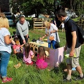 Kuchnia błotna już prawie gotowa. Zaraz będzie można upichcić pyszną zupę.