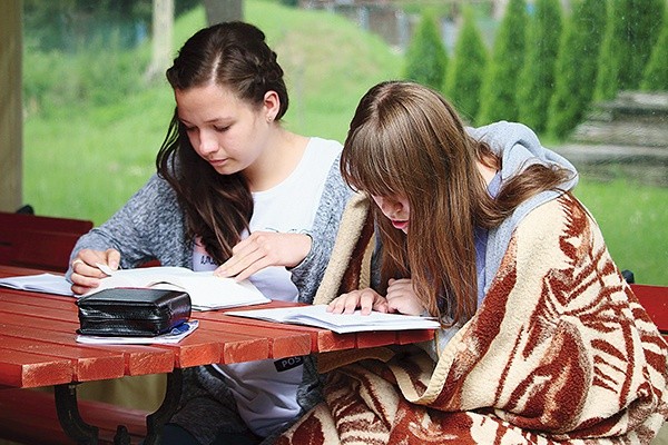 Namiot Spotkania – młodzież w ciszy czyta Pismo Święte.