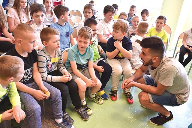 Podczas spotkania w jednej ze szkół Martin dał świadectwo wiary oraz pokaz muzycznych i sportowych umiejętności.