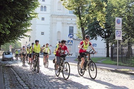 Uczestnicy rajdu przed łowicką katedrą.