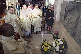 Po Mszy św. delegacja złożyła kwiaty na grobie arcybiskupa, a wszyscy obecni odmówili modlitwę za zmarłych.