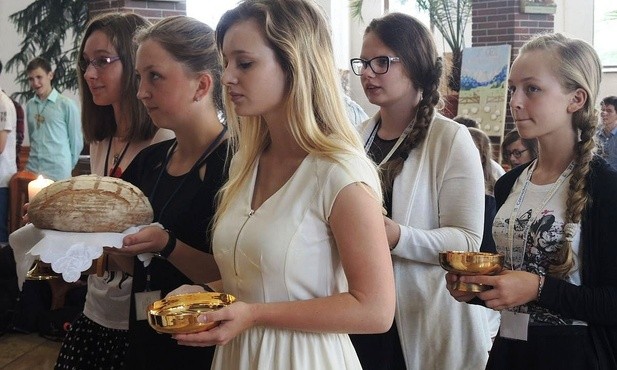 Grupy w procesji z darami podczas Eucharystii