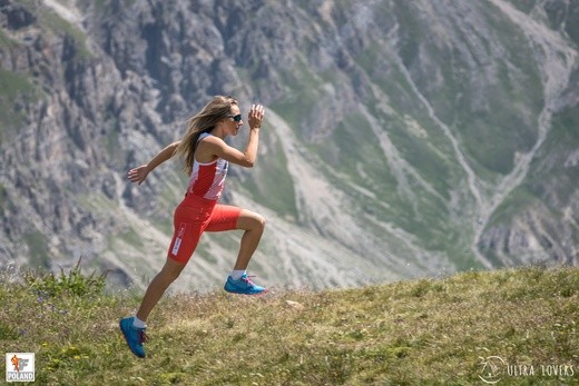 Biało-czerwoni biegacze w malowniczych Alpach