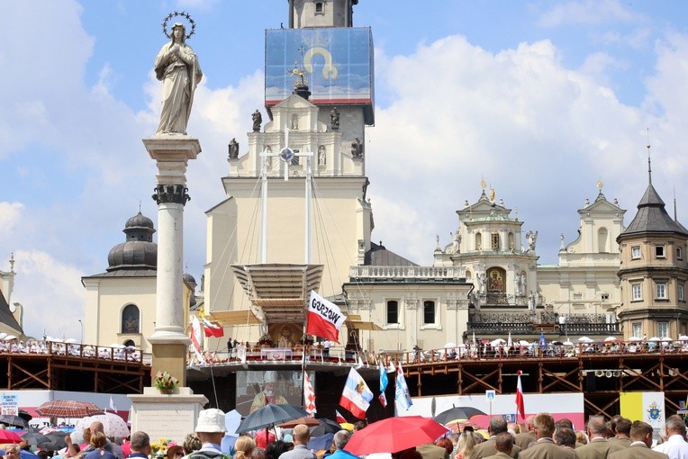 Pielgrzymki na Jasną Górę przed świętem Matki Bożej Szkaplerznej