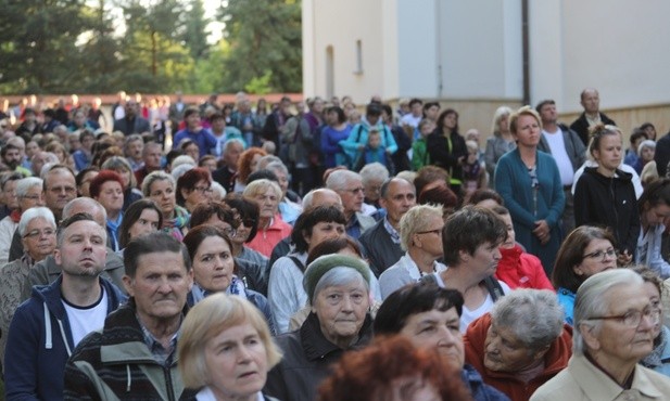 W nabożeństwie uczestniczyły tłumy wiernych pielgrzymujących z różnych stron diecezji.