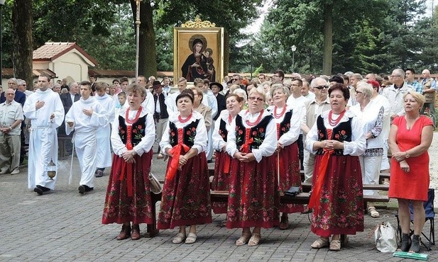 Wierni uczestniczyli w odpustowej Mszy św. sprawowanej przy ołtarzu polowym