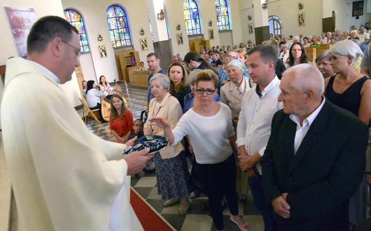 Oficjalnie szkaplerz można przyjąć tylko z rąk kapłana