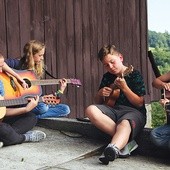 Co oazowicze robią w czasie wolnym?  Grają na gitarze. 