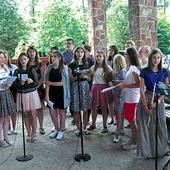 ▲	Centralnym punktem spotkania była Msza św., podczas której śpiewała oazowa schola.