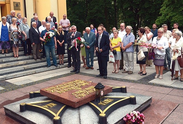 ▲	Po Mszy św. uczestnicy uroczystości zebrali się przed płytą Grobu Nieznanego Żołnierza znajdującą się przed kościołem garnizonowym.