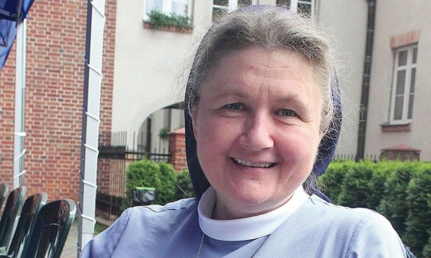 – To teologowie na kolanach. Nie potrafią czytać i pisać, ale wiedzą o Bogu więcej od nas – mówi s. Dolores.