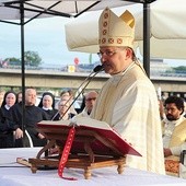 ▲	Bp Muskus zapewniał, że jedyną odpowiedzią na lęki mieszkańców Starego Kontynentu jest Chrystusowy krzyż.