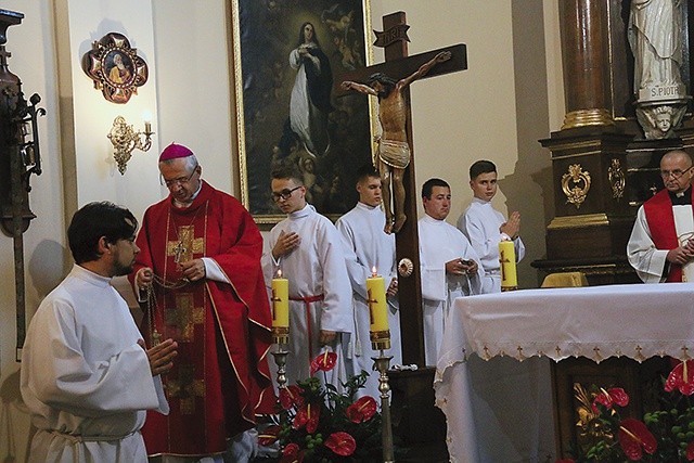 ▲	Eucharystii na pożegnanie krzyża przewodniczył bp Mieczysław Cisło.