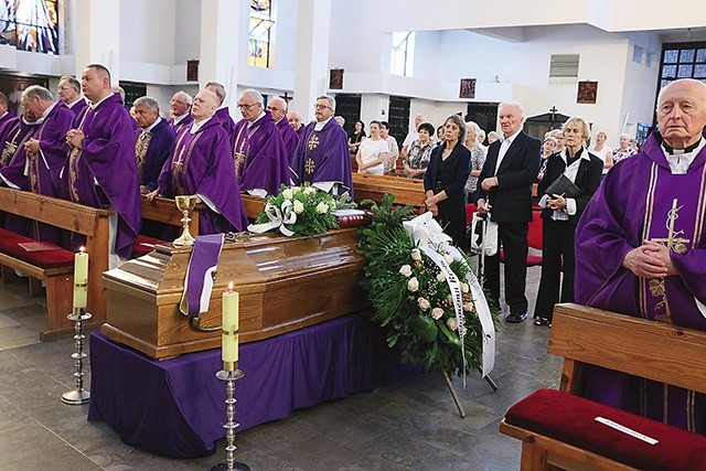 ▲	Msza św. pogrzebowa zgromadziła wielu księży i świeckich.