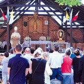 ▲	Msza św. odprawiona została przy ołtarzu polowym i zgromadziła setki wiernych.