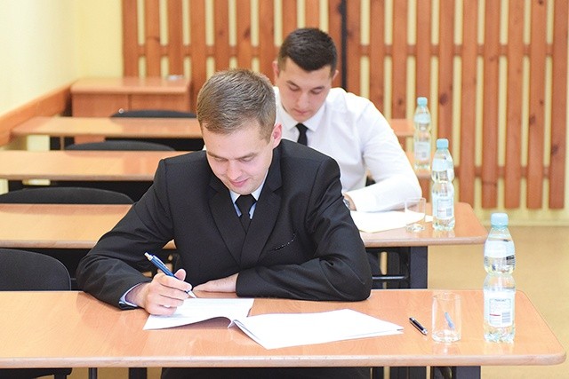 ▲	Dwóch z pięciu kandydatów w czasie pisania egzaminu wstępnego do seminarium.