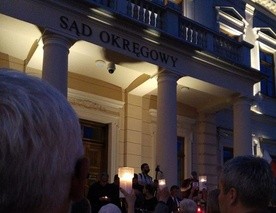 Manifestacja pod Sądem Okręgowym w Lublinie i stanowisko dziekanów wydziałów prawa ws. zmian w sądownictwie