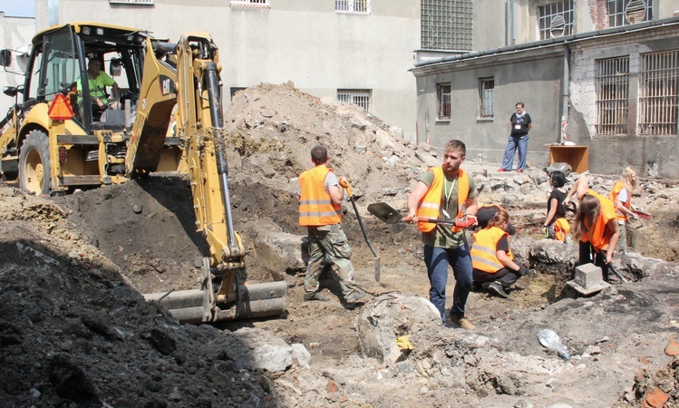 Prace archeologiczno-ekshumacyjne na terenie byłego więzienia przy ul. Rakowieckiej prowadzono już w ubiegłym roku.