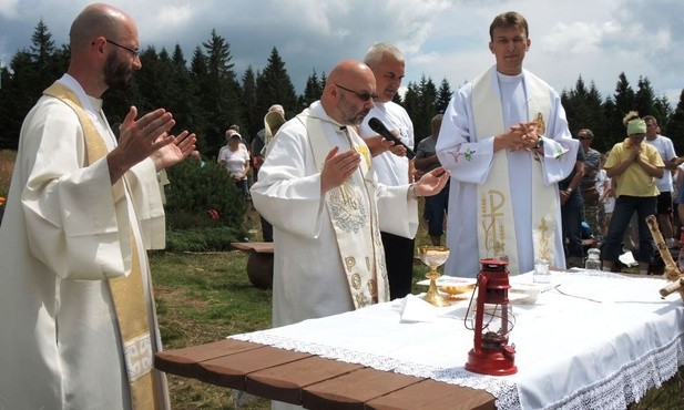 Od lewej: o. Mateusz Biedrzycki, o. Bogdan Kocańda i ks. Wojciech Olesiński