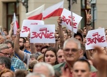 Opozycja wciąż protestuje