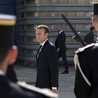 Macron traci w sondażach