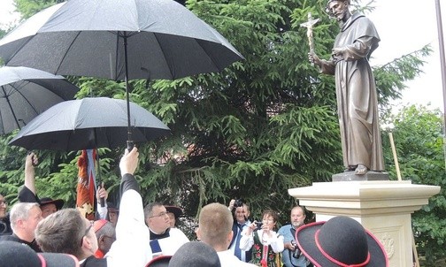 Pomnik św. Franciszka przypomina o ważnych wydarzeniach rychwałdzkiej świątyni w ciągu ostatnich lat