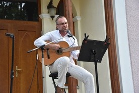Spotkanie w Chojnowie uświetnił koncert piosenki literackiej w wykonaniu Jarosława Chojnackiego
