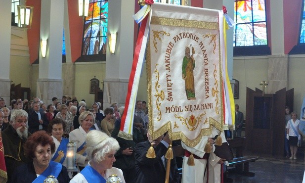 Nowa chorągiew w brzeskiej farze