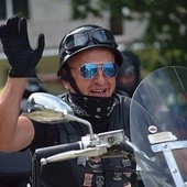 ▼	Motocykliści radośnie witali zebranych  na festynie.