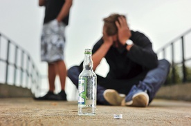 ▲	Według danych Światowej Organizacji Zdrowia ze wszystkich używek Polacy najczęściej sięgają po alkohol. Znajdujemy się w światowej czołówce narodów, które go nadużywają.