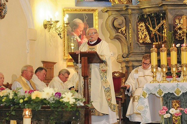 ▲	Wielką radością o. Bogusława było chwalenia Boga  w tak licznym gronie.