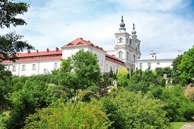 Widok na kościół z ogrodów. Na wieżach figury św. Ignacego Loyoli i św. Franciszka Ksawerego.
