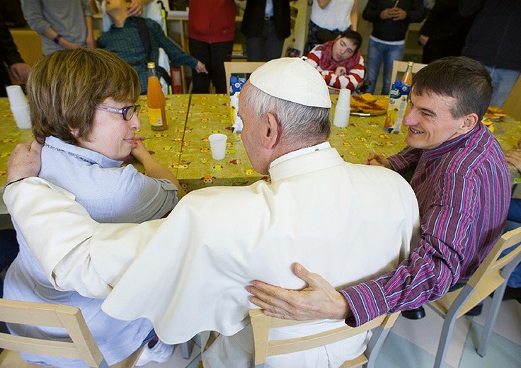 Papież Franciszek ujmuje ludzi swą bezpośredniością, jak podczas wizyty w ośrodku dla niepełnosprawnych w Ciampino.