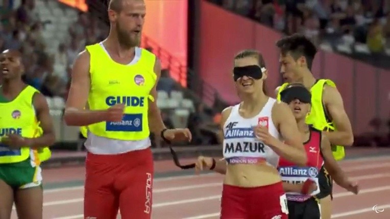 Joanna Mazur z Michałem Stawickim na finiszu biegu na 1500 m 