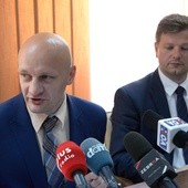 Marcin Gierczak, dyrektor radomskiego MOPS, apeluje o poprawne i terminowe składanie wniosków. Obok Jerzy Zawodnik, wiceprezydent Radomia