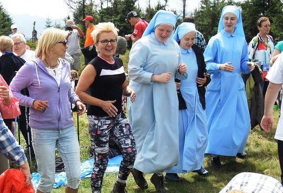 "Nikt nie idzie sam do nieba" - powtarzali uczestnicy spotkania na Wiekiej Raczy. Na zdjęciu - z siostrami kanoniczkami Ducha Świętego