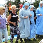 "Nikt nie idzie sam do nieba" - powtarzali uczestnicy spotkania na Wiekiej Raczy. Na zdjęciu - z siostrami kanoniczkami Ducha Świętego