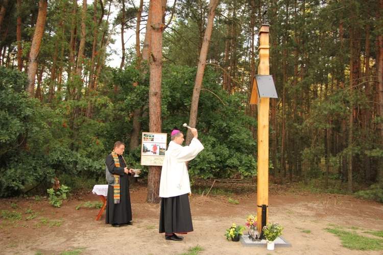 Poświęcenie krzyża w Świącach