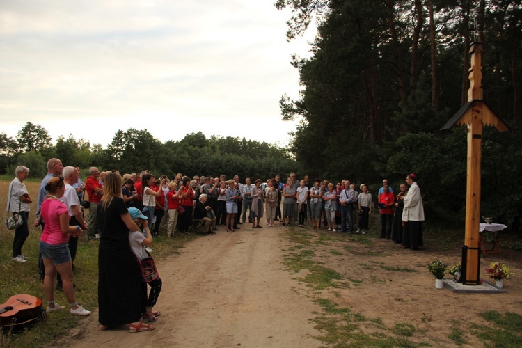 Poświęcenie krzyża w Świącach