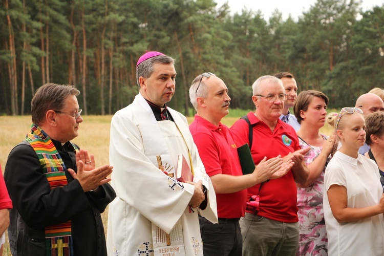 Poświęcenie krzyża w Świącach