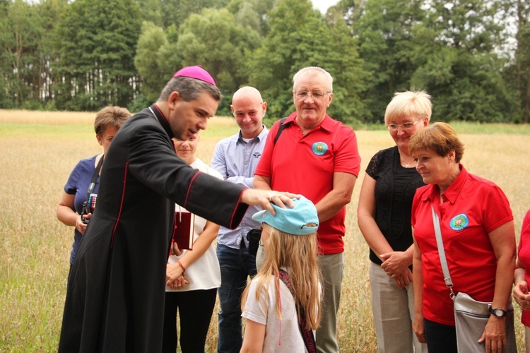 Poświęcenie krzyża w Świącach