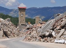 Symbol trzęsienia ziemi – kościelna wieża z zatrzymanym zegarem przypominającym o tragedii sprzed roku
