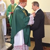 ▲	Odznaczenie wręczył jubilatowi bp Henryk Tomasik.