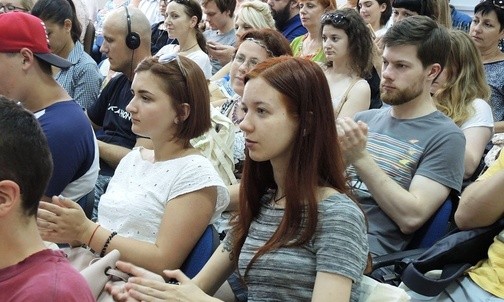 Uczniowie letniej szkoły podczas inauguracji w Cieszynie