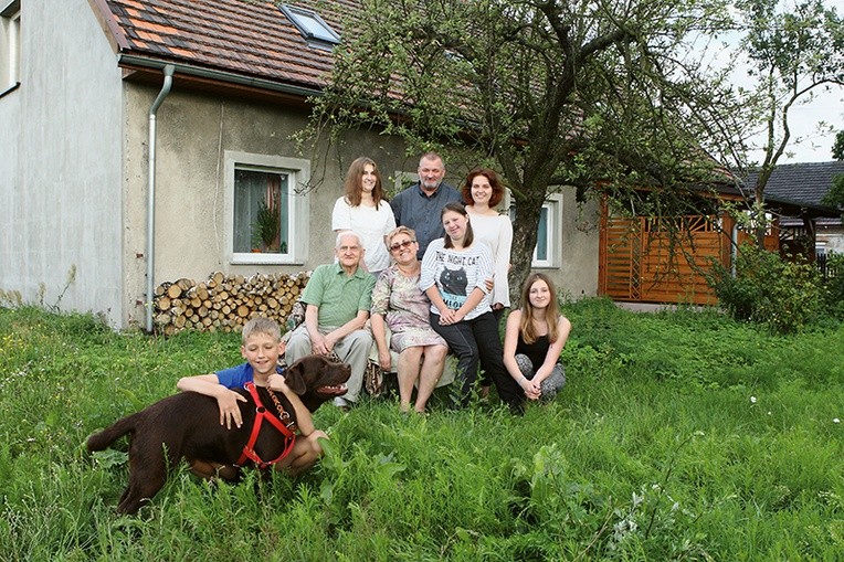 Prof. Beata Gaj (druga  od lewej w dolnym rzędzie) oraz jej rodzina. U góry od lewej: córka Łucja, mąż Józef i córka Maria. W dolnym rzędzie z lewej: tata Szczepan Kopeć, od prawej córki Joanna i Gabriela oraz syn Franciszek z ulubionym labradorem.