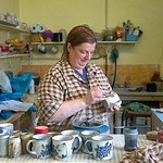Lorraine Nicolle, garncarka, przy pracy  we własnym zakładzie. Glinę – tak jak srebro – musi sprowadzać z Anglii. Ta miejscowa nie nadaje się do wytwarzania ceramiki.